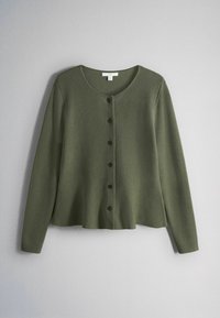 Olivově zelený cardigan s dlouhými rukávy, zapínáním na knoflíky, kulatým výstřihem a mírně rozšířeným spodním lemem, zobrazený na jednobarevném pozadí.