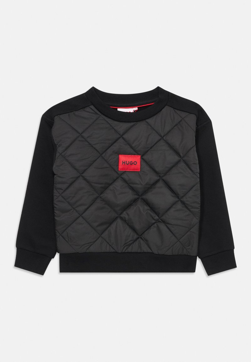 Sudadera negra con frente acolchado en forma de diamante, que presenta un logotipo rectangular "HUGO" en rojo. Puños y dobladillo acanalados, textura de tela suave.