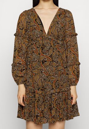 Vestido de estampado paisley marrón con escote en V profundo, mangas largas abullonadas y acentos con volantes en la cintura y el dobladillo de la falda. Tela ligera.