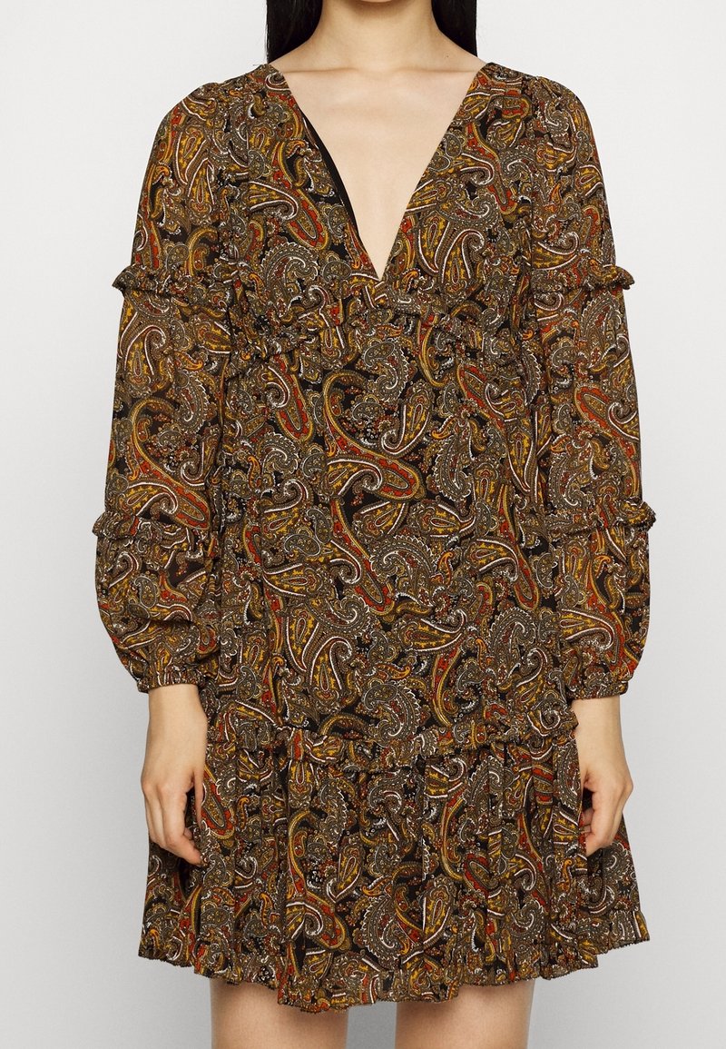 Vestido de estampado paisley marrón con escote en V profundo, mangas largas abullonadas y acentos con volantes en la cintura y el dobladillo de la falda. Tela ligera.