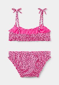 Bikini im pinken Leopardenmuster mit gerüschten Kanten; das Oberteil hat verstellbare Träger und einen passenden Slip. Das Material sieht glatt und dehnbar aus.