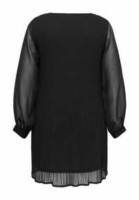 Černé šaty s plisovaným designem, průhlednými dlouhými rukávy a manžetami. Záda mají hladkou texturu, která kontrastuje s průhlednou látkou.