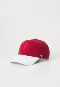 Rød bomullskaps med hvit skjerm, med brodert Miami Heat-logo i matchende rødt. Subtil tekstur med justerbar baklukking.