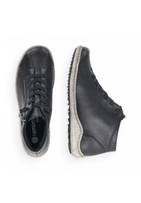 Baskets en cuir noir avec un design montante, dotées de lacets, d'une fermeture éclair sur le côté et d'une semelle blanche texturée avec des accents crantés.