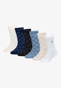 Set di sei calzini in vari colori: bianco, blu navy, nero, azzurro, beige e crema. Presenta motivi a maglia e il testo "Jordan".