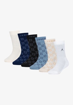 Set di sei calzini in vari colori: bianco, blu navy, nero, azzurro, beige e crema. Presenta motivi a maglia e il testo "Jordan".