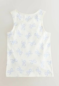 Weißes Tanktop mit einem wiederholten Muster aus hellblauen Schleifen. Hergestellt aus weicher Baumwolle, hat es einen runden Halsausschnitt und ein ärmelloses Design.