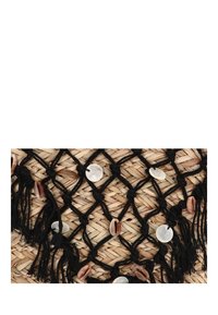 Bolso de paja tejido con un diseño de macramé negro, acentuado con conchas y caracolas, y flecos negros para añadir textura.