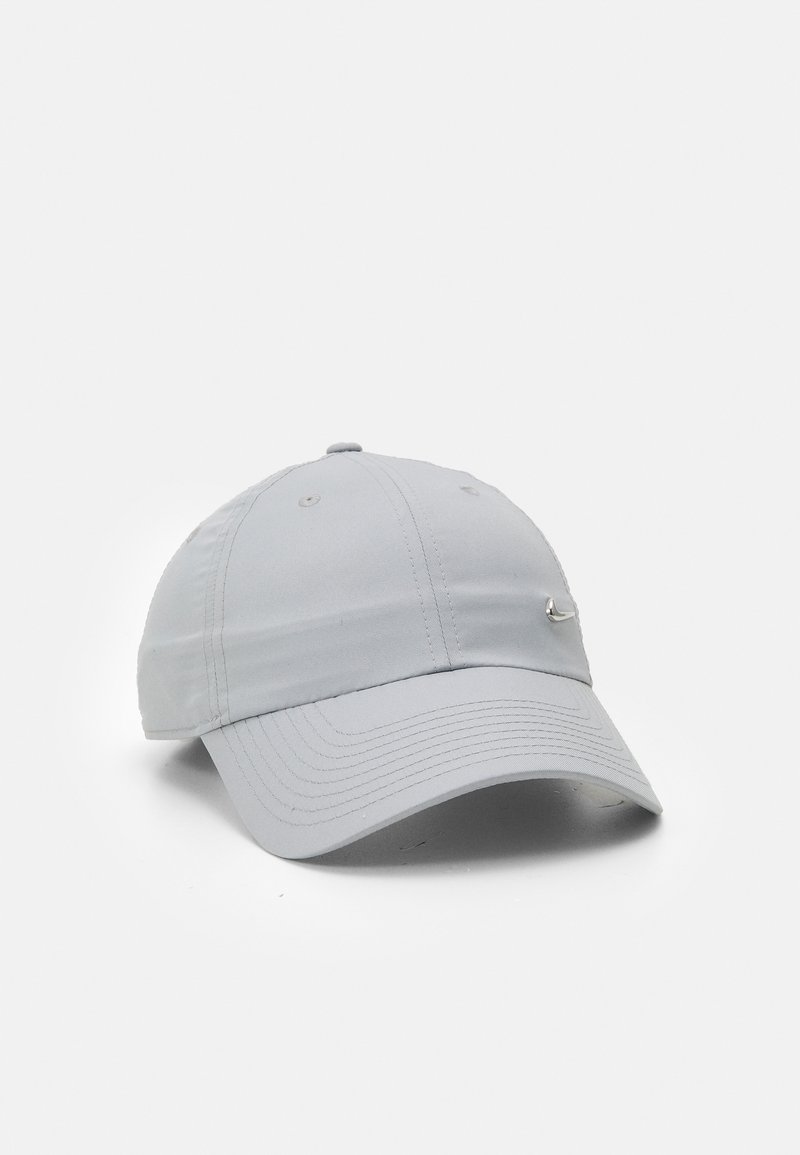 Cappello in cotone grigio con visiera curva, caratterizzato da un piccolo logo argento sulla parte anteriore. Il design è semplice con accenti di cucitura visibili.