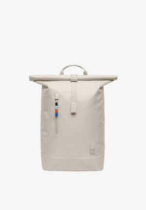 Beige rullaava reppu, jossa on etutasku vetoketjulla, monivärinen vetotappi ja yläkahva. Alaoikeassa kulmassa brändinä "GOT BAG".