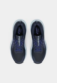 Marine løpesko med mesh-overdel, blå snøring og gjennomsiktig såle. Har logo og ortolite-intersåle for komfort.