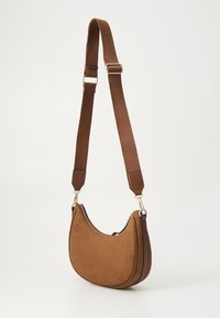 Pruun faux nahast õlakott, millel on kumer kuju, lukuga sulgemine, reguleeritav kangastrapp ja kulla tooni metalli aksessuaare.