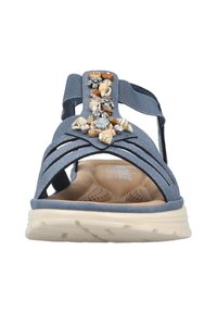 Blauwe synthetische sandaal met gevlochten banden, decoratieve kralen en schelpen aan de voorkant, en een lichte, gevoerde zool. Open teen ontwerp.