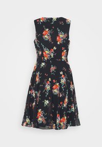 Robe noire sans manches avec un motif floral comprenant des fleurs rouges, orange et violettes. Jupe évasée avec un corsage ajusté. Tissu léger.