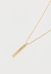 Goldfarbene Halskette mit einem rechteckigen Anhänger mit polierter Oberfläche, der von einer zarten Kette mit metallischer Textur aufgehängt ist.