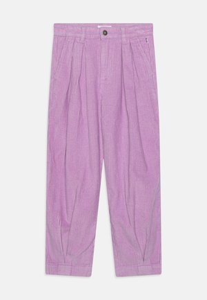 Pantalon large en velours côtelé lilas avec des plis, des poches latérales, des passants pour ceinture et une fermeture par bouton.