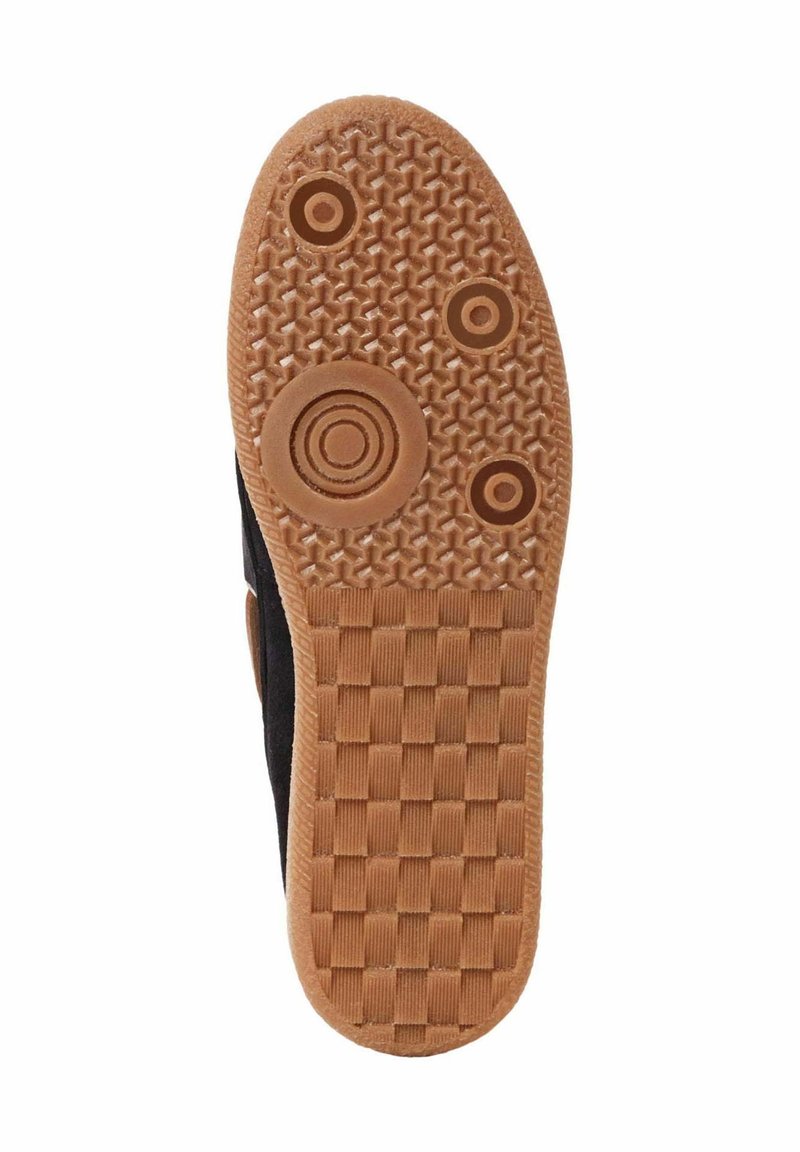 Gumowa podeszwa o teksturowanym brązowym wykończeniu, z okrągłymi i szachownicowymi wzorami. Czarne boczne panele o gładkiej teksturze.