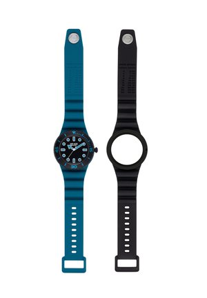 To stribede silikone armbånd side om side; venstre med et sort og blåt urskive, højre med en tom sort urkasse.