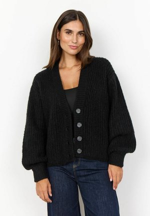 Cardigan noir en tricot avec une texture côtelée, doté d'un col en V, de longues manches bouffantes et de cinq boutons foncés sur le devant.