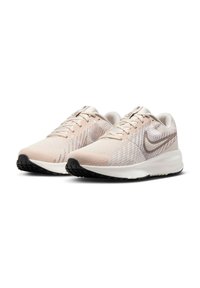 Sneaker in rete rosa chiaro con tessuto texturizzato, design traspirante, suola intermedia bianca e suola esterna in gomma nera. Presenta un accento di logo discreto.