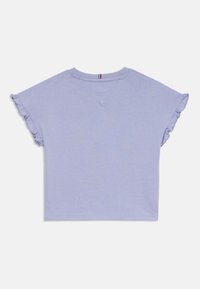 Lys lilla kortærmet t-shirt med flæser på ærmerne, blødt bomuldsstof og rund udskæring. Bagpå er der et lille logo.