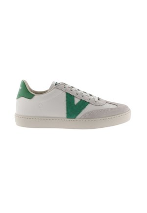 Hvide sneakers med grønne accenter, lavet af ruskind og læder, rund tå, struktureret overflade og et karakteristisk "V"-logo på siden.