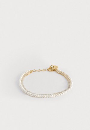 Bracciale in oro con due filamenti: uno con perle bianche e l'altro con strass trasparenti, chiuso da un gancetto a moschettone.