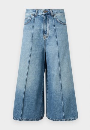 Gaiši zili džinsa šorti ar platām kājām, priekšējām šuvēm, jostas cilpām, pogas aizdari un priekšējām kabatām.