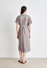 GANT MONOGRAM CAFTAN - Vardagsklänning - perky pink