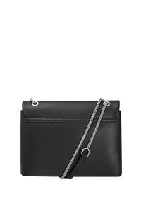 Borsa a mano nera in pelle con finitura strutturata, forma rettangolare e tracolla in catenina argentata. Presenta una chiusura a pattina e accenti metallici.