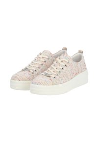 Baskets en textile avec motif rayé multicolore, semelle en caoutchouc blanc et bout rond ; dotées de lacets et d'œillets beiges pour un ajustement sécurisé.
