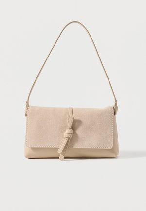 Beige skuldertaske i læder og ruskind med frontklap og knyttet stropdetalje, tynd hank, minimalistisk design på hvid baggrund.