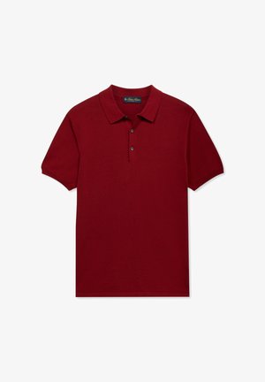 Bordeauxrotes Polohemd mit kurzen Ärmeln, Kragen und einer Knopfleiste mit drei Knöpfen, auf weißem Hintergrund dargestellt.