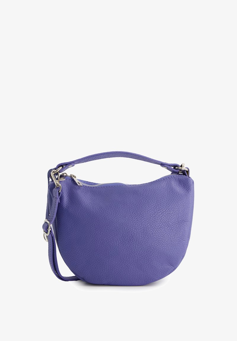 Sac à main en cuir violet de forme arrondie, surface texturée, fermeture éclair sur le dessus et bandoulière amovible. Accents en métal argenté inclus.