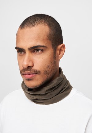 Un cache-cou vert olive en tissu doux et texturé. Le design présente des plis et des contours lisses et continus autour du cou.