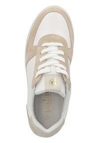 Weiße Leder-Sneaker mit beigen Wildlederakzenten, gestickten Details, weißen Schnürsenkeln und einem goldenen Logotag auf der Zunge.