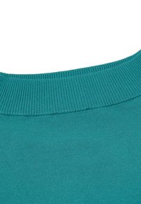 Tyrkysový svetr s žebrovaným kulatým výstřihem. Tkanina vypadá jemně a hladce s rovnoměrným povrchem. Žádné viditelné vzory nebo kovové detaily.