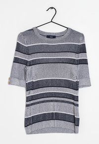 Grå og marineblå stribet sweater med ribbet tekstur, korte ærmer og knapdetaljer ved ærmekanterne. Stylet med en rund halsudskæring.