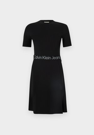 Robe noire à manches courtes avec col ras du cou, taille ajustée avec ceinture arborant le logo "Calvin Klein Jeans", et jupe évasée longueur genou.
