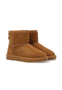 Hnědé semišové kotníkové boty zaoblenou špičkou, měkkou podšívkou a gumovou podrážkou. Mají zdobené švy a malý podpatek.