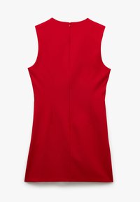 Robe sans manches rouge avec un col montant, silhouette droite, fermeture à glissière dans le dos et détails de couture subtils pour une finition nette.
