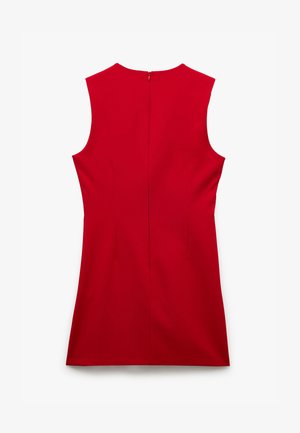 Rotes ärmelloses Kleid mit hohem Ausschnitt, geradem Schnitt, Reißverschluss am Rücken und subtilen Nahtdetails für ein sauberes Finish.