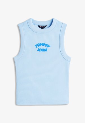 Ανοιχτό μπλε αμάνικο ριμπ τοπ με στρογγυλή λαιμόκοψη και μπλε λογότυπο κειμένου "Tommy Jeans" στο κέντρο του στήθους.