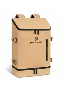 Zaino impermeabile beige con un design strutturato, doppie cerniere, spallacci regolabili e dettagli laterali. Presenta il logo sulla parte anteriore.