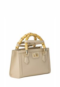 Beige leren handtas met een bamboe handvat, gouden hardwareaccenten, rechthoekige vorm en een geperst logo op de voorkant.