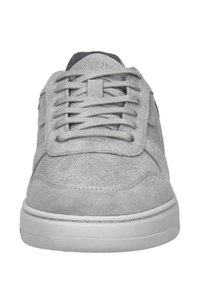 Grijze suède sneakers met een afgeronde neus, platte veters en een contrasterende zwarte binnenvoering. Geprofileerde zool met een gestreept patroon voor grip.