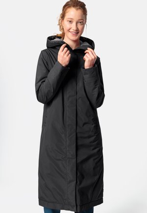 Lunga giacca nera impermeabile con cappuccio, caratterizzata da una superficie liscia, zip frontale e tasche laterali. Interno foderato in grigio.