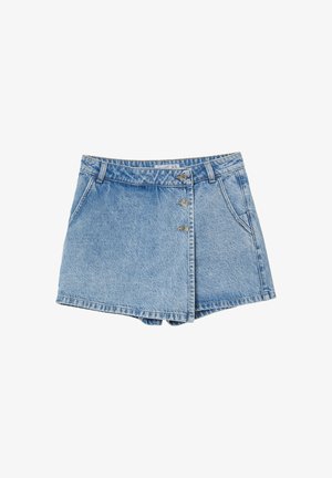 Shorts in denim di un blu chiaro con un design a campana, dotati di chiusura frontale con bottone, due tasche laterali e orlo sfilacciato.