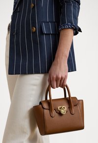 PEBBLED LEATHER SMALL TANNER SATCHEL - Håndveske - lauren tan