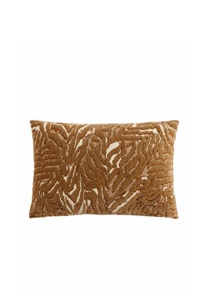 Coussin rectangulaire marron texturé avec un motif abstrait en relief rappelant un zèbre sur fond de tissu crème.